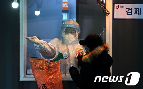  23일 서울역 임시선별진료소에서 시민들이 검사를 받고 있다. 2021.2.23/뉴스1 © News1 이성철 기자