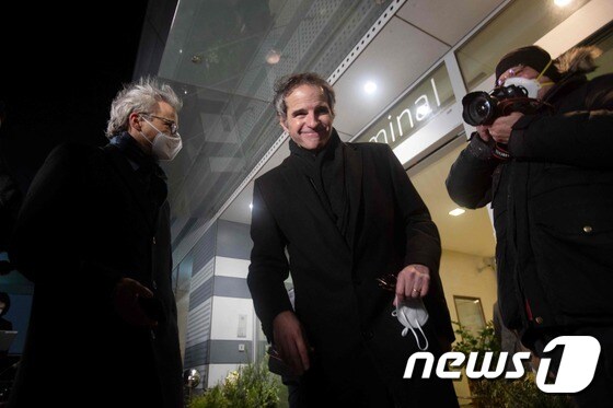 라파엘 그로시 IAEA 사무총장이 21일(현지시간) 이란을 방문한 뒤 빈 국제공항에 도착을 하고 있다. © AFP=뉴스1 © News1 우동명 기자