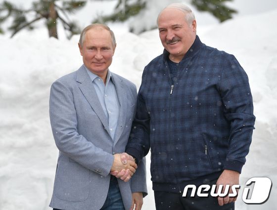 블라디미르 푸틴 러시아 대통령(왼쪽)과 알렉산드르 루카셴코 벨라루스 대통령. © AFP=뉴스1 © News1 우동명 기자