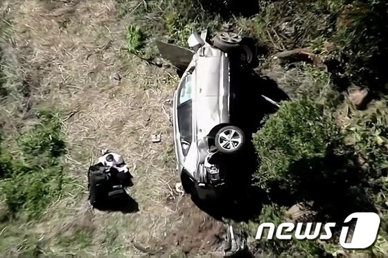 23일(현지시간) 교통사고로 전복된 타이거 우즈의 차량. © 로이터=뉴스1