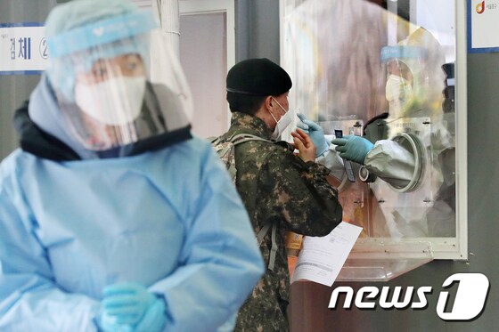 군 장병이 코로나19 진단검사를 받고 있는 모습. 2021.2.24/뉴스1 © News1 민경석 기자