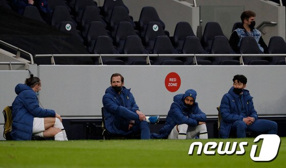 토트넘 홋스퍼 손흥민(오른쪽)이 25일(한국시간) 볼프스베르크와의 유럽축구연맹 유로파리그 32강 2차전서 벤치에 앉아 경기를 지켜보고 있다. © AFP=뉴스1