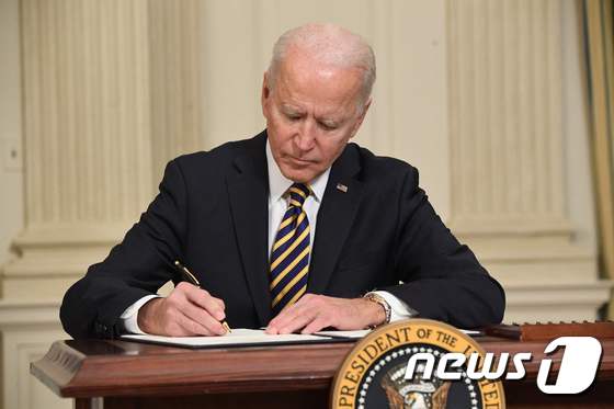 조 바이든 미국 대통령이 24일(현지시간) 워싱턴 백악관에서 반도체· 희토류 ·배터리 등 핵심 품목의 공급망을 확보하는 내용의 행정명령에 서명을 하고 있다. © AFP=뉴스1 © News1 우동명 기자