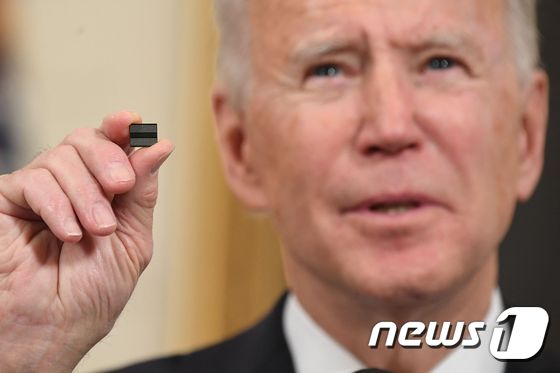 반도체 칩을 들고 있는 조 바이든 미국 대통령 © AFP=뉴스1 