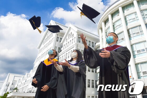 조선대학교 외국인 유학생들이 25일 학위수여식 대신 졸업 기념 촬영을 하고 있다.(조선대 제공)2021.2.25/뉴스1 © News1