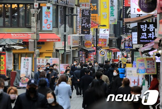 25일 오후 서울 명동 음식점 거리가 북적이고 있다. 2021.2.25/뉴스1 © News1 구윤성 기자