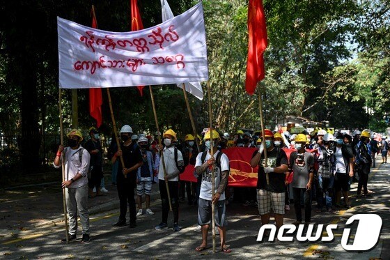 미얀마 최대 도시 양곤에서 2021년 2월 25일 양곤대 학생들이 군사 쿠데타 항의 시위를 벌이고 있다. © AFP=뉴스1 © 