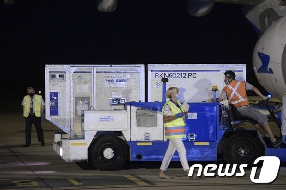 25일(현지시간) 아르헨티나 부에노스아이레스의 에세이사 국제공항에서 중국 시노팜의 코로나19 백신이 비행기에서 하역되고 있다. <자료사진> © AFP=뉴스1 © News1 우동명 기자