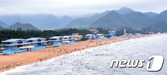함흥시내에서 동남쪽으로 25km 가량 떨어진 동해안에 있는 마전해수욕장 모습. 북한은 최근 마전휴양지와 함흥 시내 역사유적지를 연결해 해외관광객 유치에 적극 나서고 있다. (미디어한국학 제공) 2021.02.27.© 뉴스1