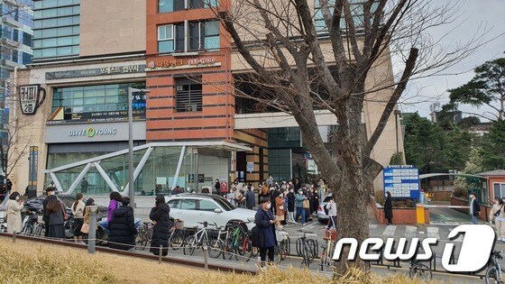28일 서울 마포구 홍대입구역 근처에 친구·지인을 기다리는 사람들이 모여있다. © 뉴스1
