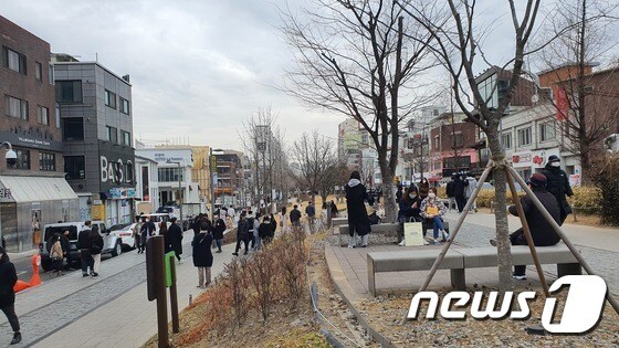 28일 서울 마포구 홍대입구 근처 산책로에 사람들이 지나다니고 있다. © 뉴스1