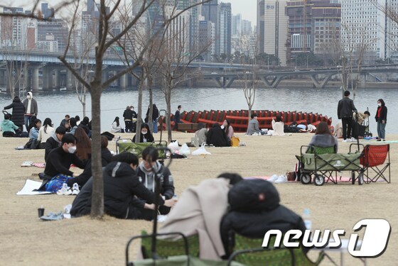 지난달 28일 오후 서울 여의도 한강공원을 찾은 시민들이 휴식을 취하고 있다. 2021.2.28/뉴스1 © News1 신웅수 기자
