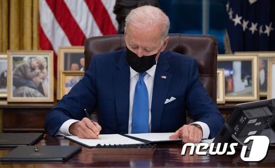 조 바이든 미국 대통령이 2일(현지시간) 워싱턴 백악관에서 이민정책 관련 행정명령에 서명을 하고 있다. © AFP=뉴스1 © News1 우동명 기자