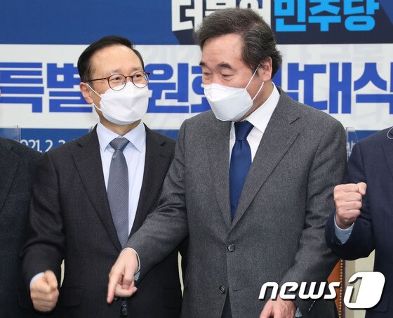 이낙연 더불어민주당 대선 경선 후보(오른쪽)와 홍영표 민주당 의원. 2021.2.3/뉴스1 © News1 신웅수 기자