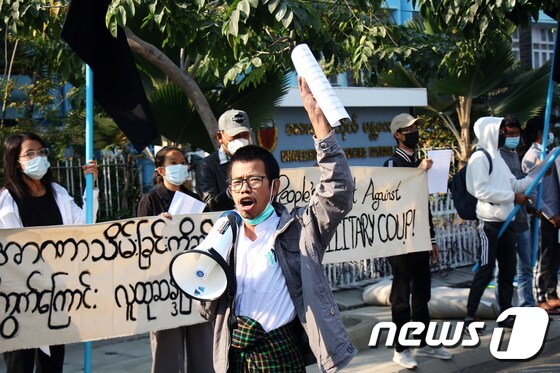 4일 미얀마 중부 만달레이 의과대학 앞에서 군부 집권에 반대하는 시위가 벌어지고 있다. © 로이터=뉴스1