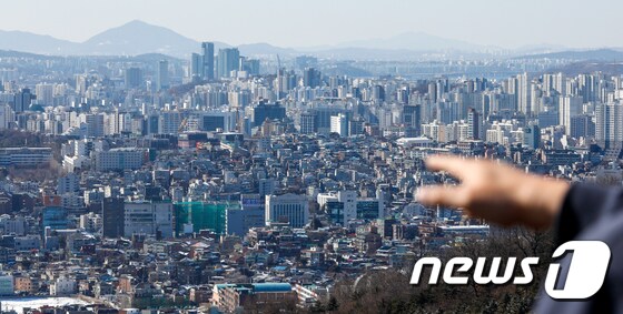 서울 중구 남산에서 바라 본 도심 일대. 2021.2.4/뉴스1 © News1 안은나 기자