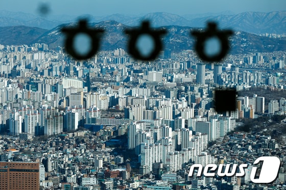 지난 4일 서울 중구 남산서울타워에서 바라 본 도심 아파트 일대. © News1 안은나 기자