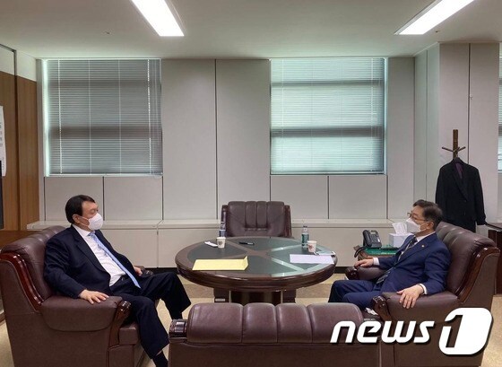 박범계 법무부 장관(오른쪽)과 윤석열 검찰총장.(법무부 제공)./ © 뉴스1