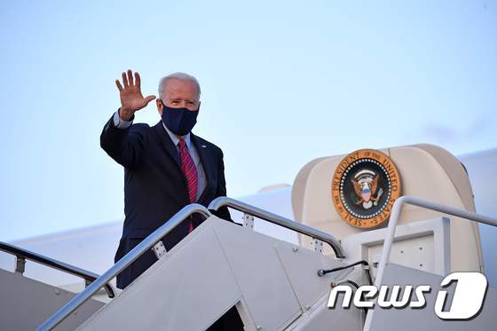 조 바이든 미국 대통령이 5일 메릴랜드 주 앤드루스 공군기지에서 에어포스원에 오르며 손을 흔들고 있다. © AFP=뉴스1