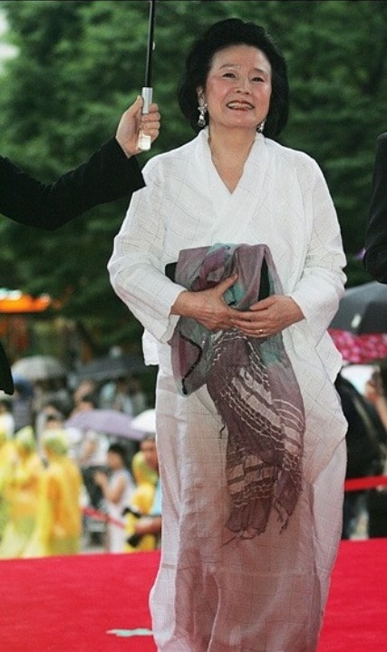  2006년 7월 20일 '제10회 부천국제판타스틱영화제' 폐막식에 참석해 레드카펫을 걷고 있는 윤정희. © 뉴스1