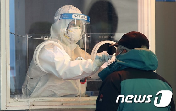 8일 오전 서울역 광장에 마련된 신종 코로나바이러스 감염증(코로나19) 임시선별진료소에서 한 시민이 검사를 받고 있다. 2021.2.8/뉴스1 © News1 임세영 기자