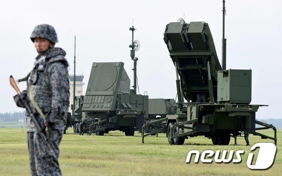 <자료 사진> 일본 도코 요쿄타 공군기지에서 PAC-3 지대공 미사일 발사 시스템 설치 훈련이 이뤄지는 모습.  © AFP=뉴스1