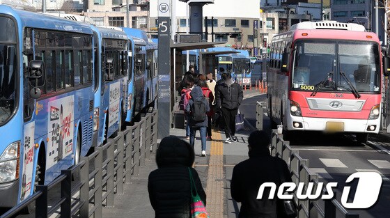 서울 중구 서울역버스종합환승센터에서 시민들이 버스를 기다리고 있다. 2021.2.8/뉴스1 © News1 이동해 기자