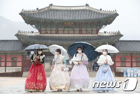 비가 내린 1일 서울 경복궁에서 한복을 차려입은 학생들이 채 우산을 든 채 걷고 있다. 2021.3.1/뉴스1 © News1 박정호 기자