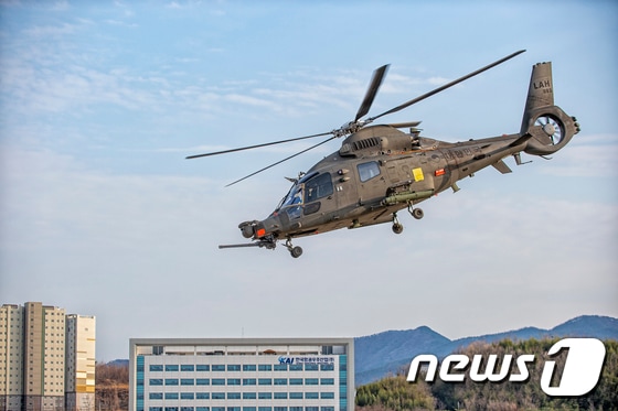 경남 사천 한국항공우주산업(KAI) 사천공장에서 한국형 소형무장헬기(LAH)가 시험비행을 하고 있다.(방위사업청 제공) 2021.3.1/뉴스1