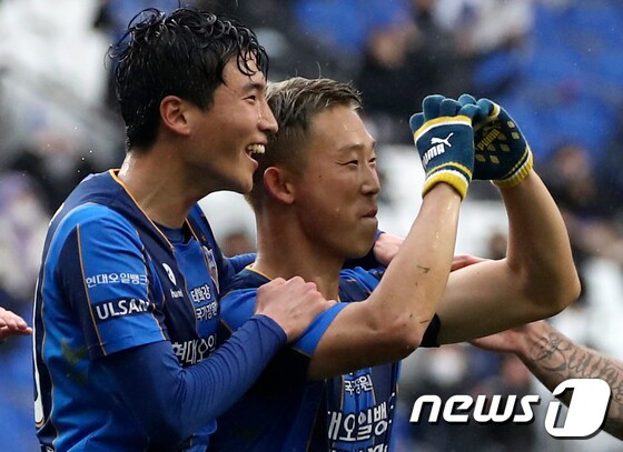 2002년생 강윤구(왼쪽)는 K리그 데뷔전에서 선발 출전해 45분 동안 활약했다. .© News1