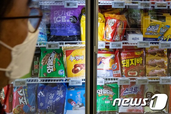지난달 1일 서울시내 한 대형마트 냉동고에 아이스크림이 진열돼 있다. 2021.3.1/뉴스1 © News1 유승관 기자
