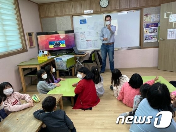 충청북도국제교육원이 지난 8일 찾아가는 감동 영어캠프를 진행하는 모습.© 뉴스1