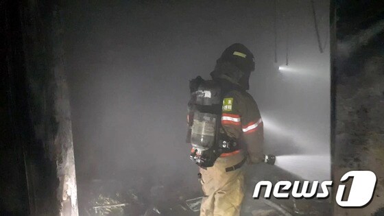 마포 호텔 화재 현장 조사하는 소방대원들