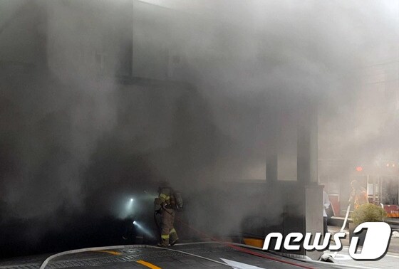 마포 호텔 화재, 매케한 연기 뚫고 진입하는 소방대원들