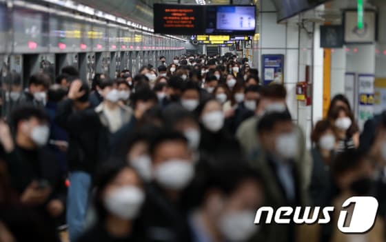 지난 3월15일 오전 서울 지하철 광화문역에서 마스크를 쓴 시민들이 열차에서 내려 이동하고 있다. 2021.3.15/뉴스1 © News1 구윤성 기자