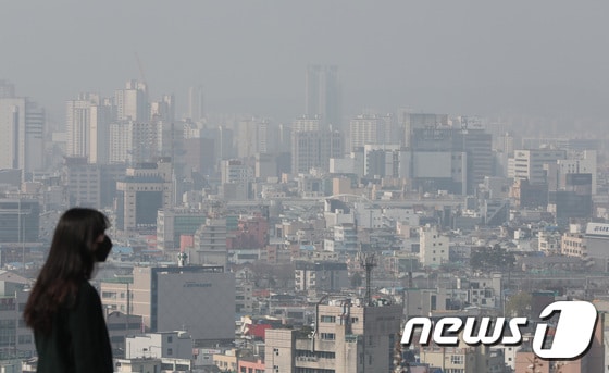 대전시내가 미세먼지로 뿌옇게 보이고 있다. 2021.3.15/뉴스1 © News1 김기태 기자