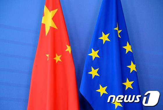 중국 오성홍기와 유럽연합(EU)기. © AFP=뉴스1