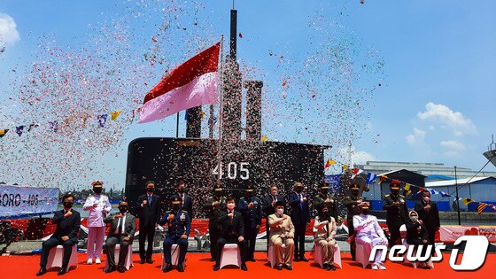 강은호 방위사업청장(앞줄 왼쪽에서 네번째)이 인도네시아 수라바야 소재 PT 조선소에서 열린 잠수함 '알루고로' 인도식에 참석, 기념사진을 찍고 있다. (방위사업청 제공) © 뉴스1