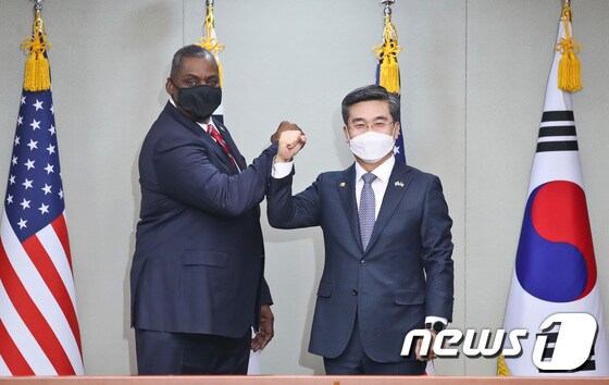 서욱 국방부 장관(오른쪽)과 로이드 오스틴 미국 국방장관. 2021.3.17/뉴스1 © News1 사진공동취재단
