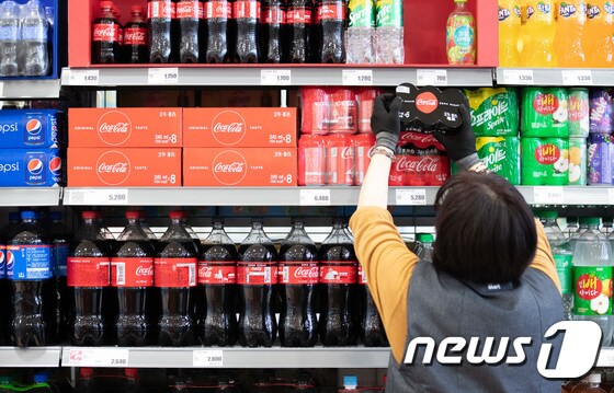 서울 시내의 한 대형마트에 콜라·사이다 등 탄산음료가 진열돼 있다. 2021.3.18/뉴스1 © News1 이재명 기자