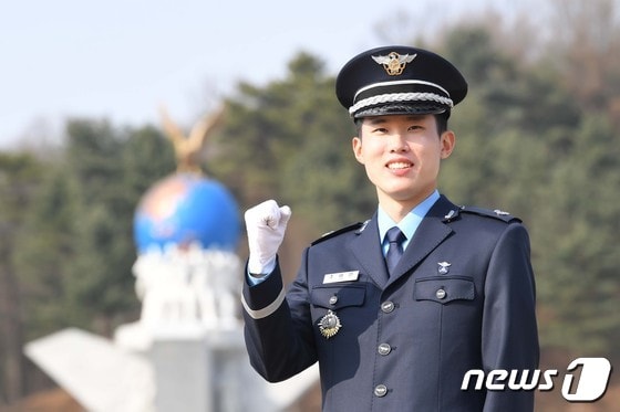 19일 제69기 공군사관생도 졸업·임관식에서 대통령상을 수상하는 조아인 소위 (공군 제공) © 뉴스1