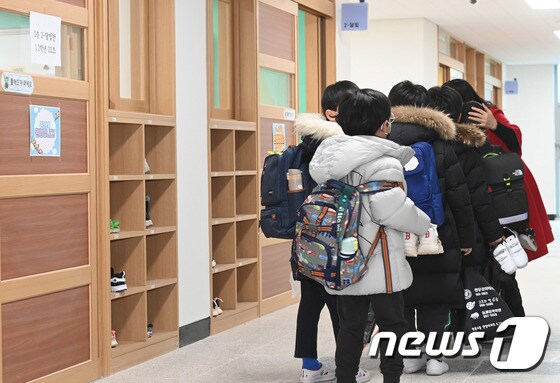 서울 강동구 한 초등학교에서 신입생들이 등교하고 있다. 2021.3.2/뉴스1 © News1 사진공동취재단