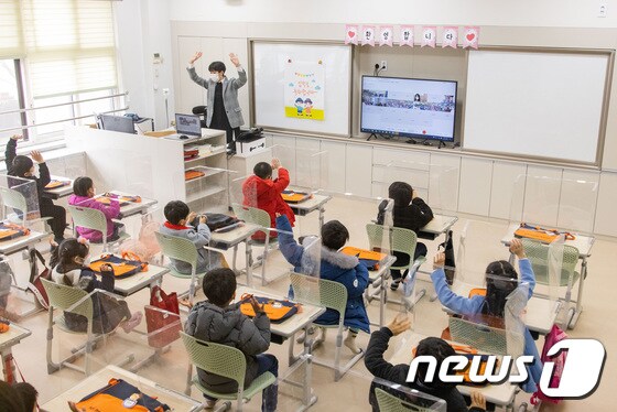 서울시 강남구 포이초등학교에서 첫 등교를 한 1학년 학생들이 담임교사와 함께 입학식을 하고 있다. 2021.3.2/뉴스1 © News1 사진공동취재단