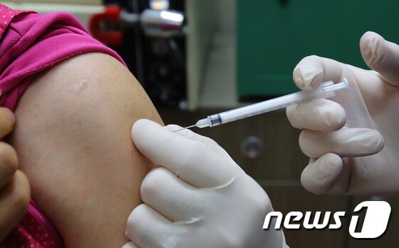 아스트라제네카 백신 접종받는 요양보호사