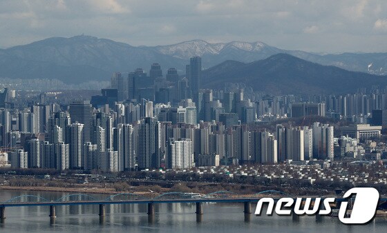  서울 영등포구 63빌딩 전망대에서 바라본 서울시내 아파트 밀집지역 모습. 2021.3.2/뉴스1 © News1 박세연 기자
