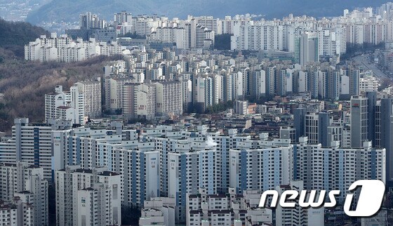 사진은 이날 서울 영등포구 63빌딩 전망대에서 바라본 서울시내 아파트 밀집지역 모습. 2021.3.2/뉴스1 © News1 박세연 기자