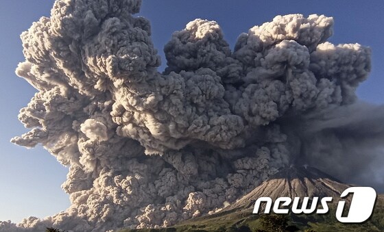 2일(현지시간) 인도네시아 수마트라섬에 있는 해발 2460m의 시나붕 화산이 분출하고 있다. © 로이터=뉴스1 © News1 원태성 기자