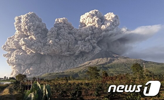 2일(현지시간) 인도네시아 수마트라섬 시나붕 화산이 폭발하면서 화산 인근 3km에 거주하는 주민들에게 대피령이 내려졌다. © 로이터=뉴스1 © News1 원태성 기자