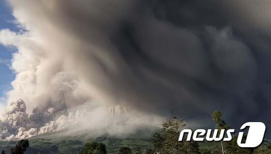 2일(현지시간) 인도네시아 수마트라섬 시나붕 화산이 1년도 채 되지 않아 또 폭발한 가운데 인명피해는 없는 것으로 알려졌다. © 로이터=뉴스1 © News1 원태성 기자