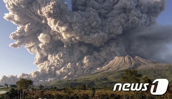 2일(현지시간) 폭발한 인도네시아 수마트라섬 시나붕 화산은 지난해 8월에도 2차례 폭발한 바 있다. © 로이터=뉴스1 © News1 원태성 기자